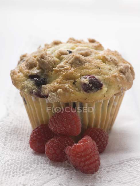 Muffin de framboesa e framboesas frescas — Fotografia de Stock