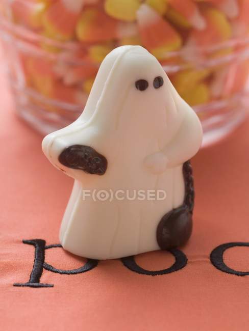 Dulce fantasma de chocolate para Halloween - foto de stock