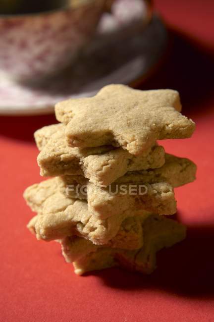 Vista close-up de biscoitos empilhados em forma de estrela de canela e amêndoa — Fotografia de Stock