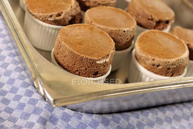 Souffles de chocolate em uma bandeja de cozimento — Fotografia de Stock