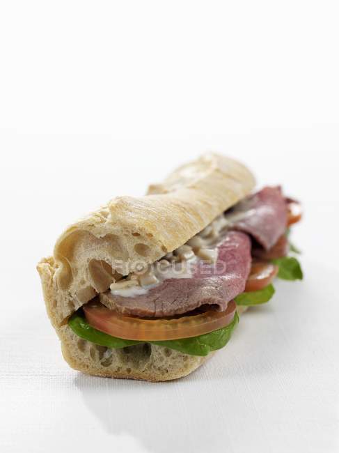 Sanduíche de baguete com rosbife — Fotografia de Stock