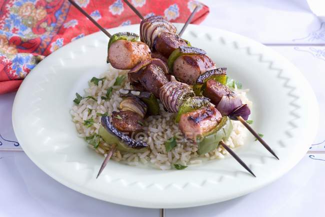 Kebabs à la saucisse sur riz — Photo de stock