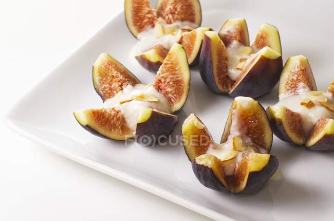 Figs with Yogurt and Almonds — Stock Photo