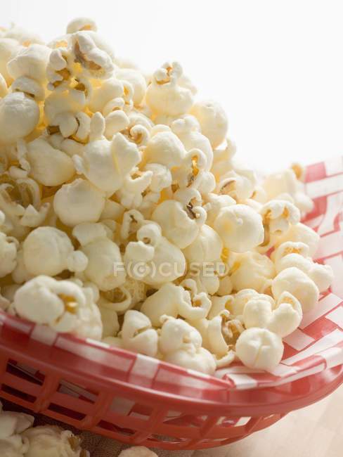 Popcorn on napkin in basket — Stock Photo