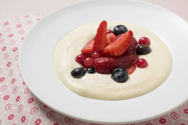 Closeup view of vanilla cream with berries on plate — Stock Photo