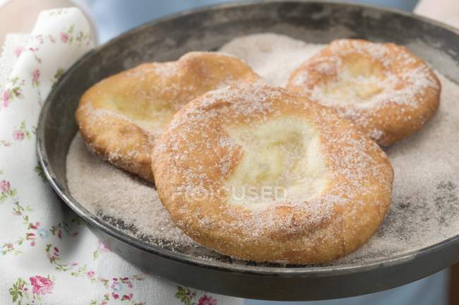 Баварские пончики на сковороде — стоковое фото
