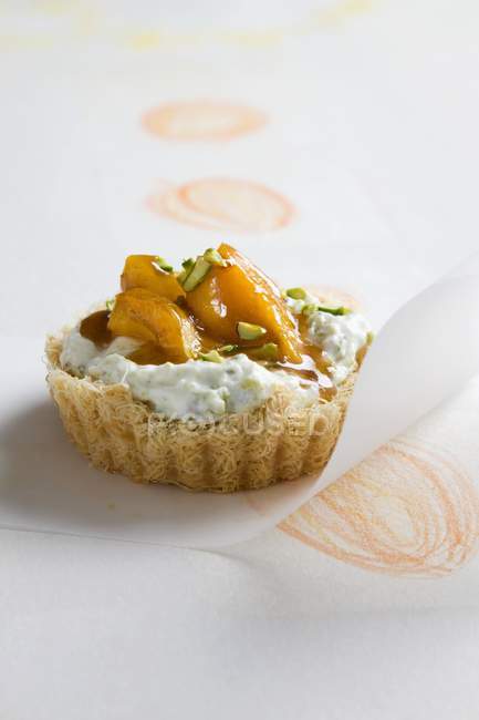 Apricot knafeh dessert — Stock Photo
