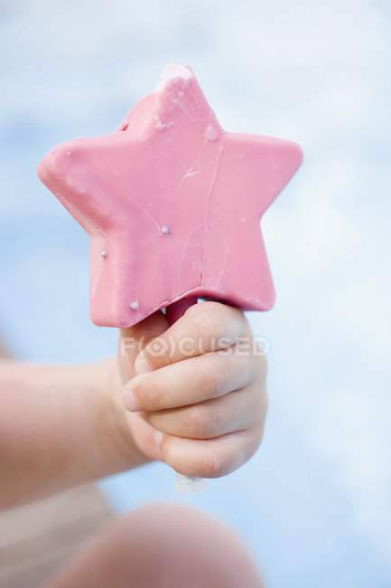 Рука тримає морозиво — стокове фото