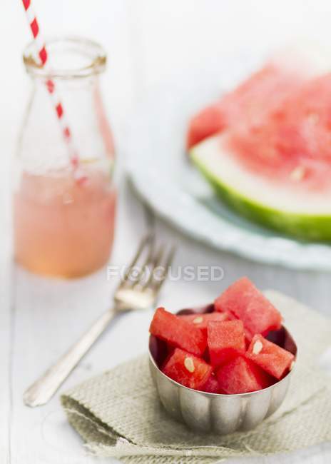 Watermelon slices in bowls and watermelon juice — Stock Photo