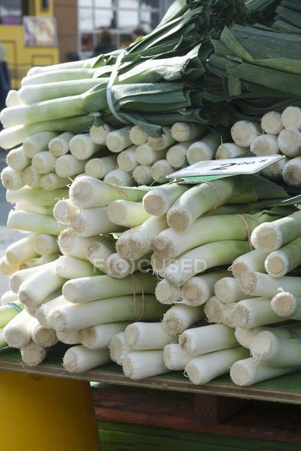 Organic ripe leeks at market — Stock Photo
