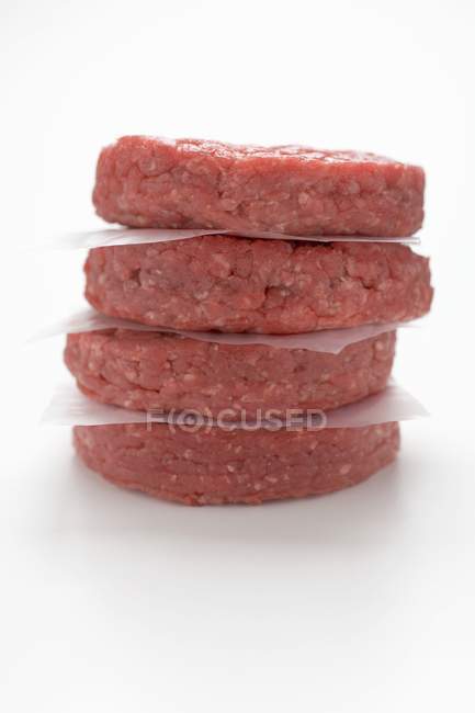 Hambúrgueres de carne crua empilhados — Fotografia de Stock