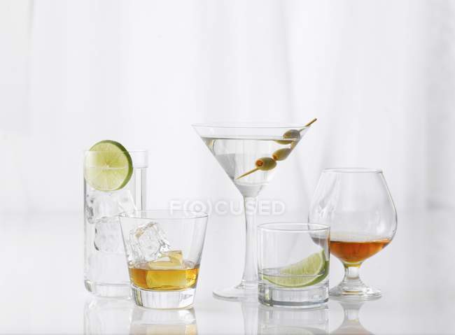 Cinque bicchieri assortiti con liquori diversi — Foto stock