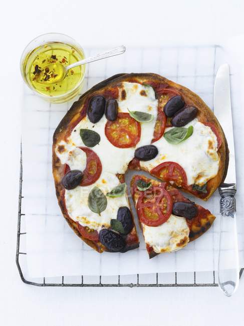 Olive and Basil Pizza — Stock Photo