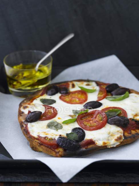 Oliven- und Basilikum-Pizza — Stockfoto