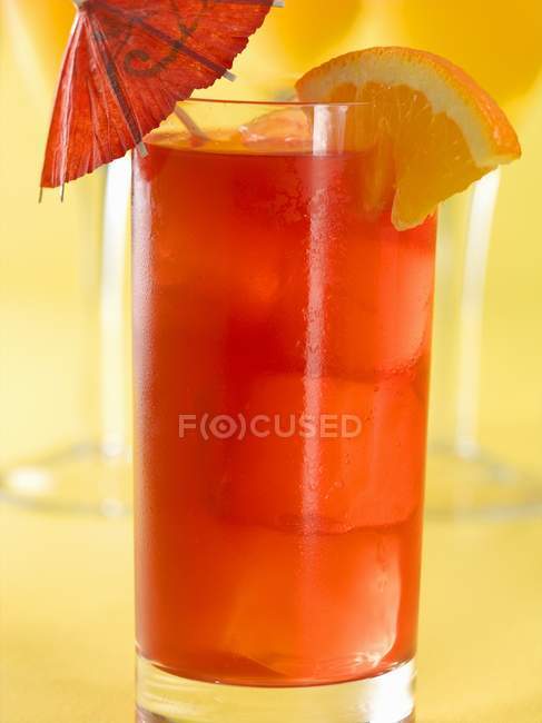 Singapore Sling Cocktail with Orange Wedge — Stock Photo