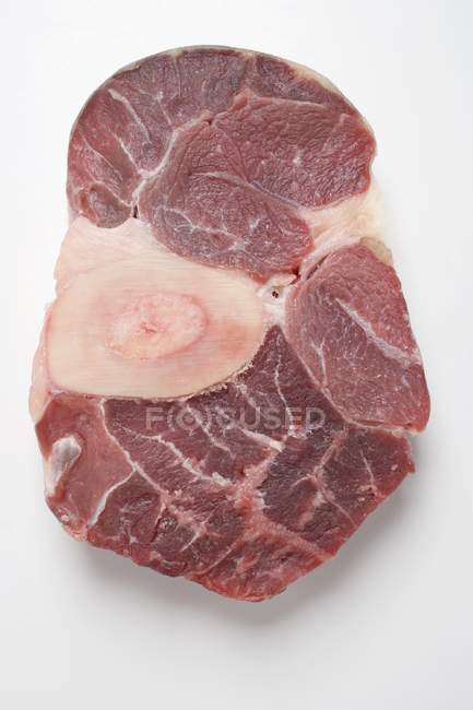 Scheibe rohes Rindfleisch vom Bein — Stockfoto