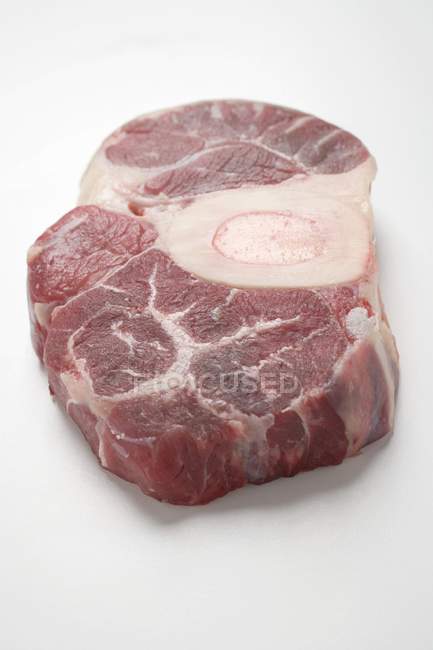 Rebanada de carne cruda de pierna - foto de stock