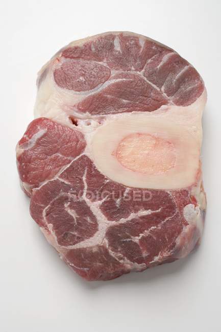 Шматочок сирої яловичини з ноги — стокове фото