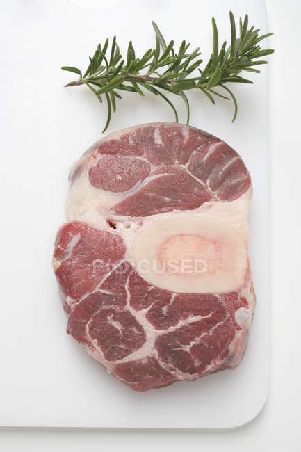 Rebanada de carne cruda de pierna - foto de stock