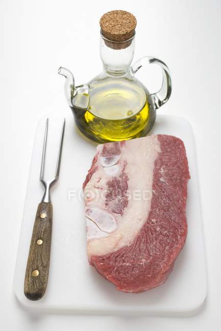 Brisket de carne cruda en la tabla de cortar - foto de stock