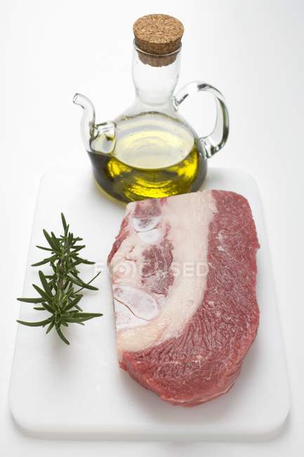 Beef brisket on chopping board — Stock Photo