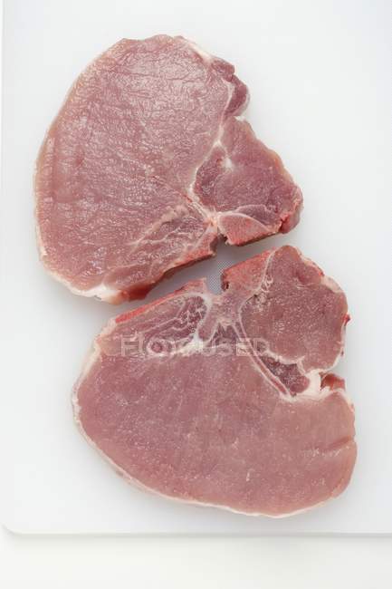 Deux côtelettes de porc crues — Photo de stock