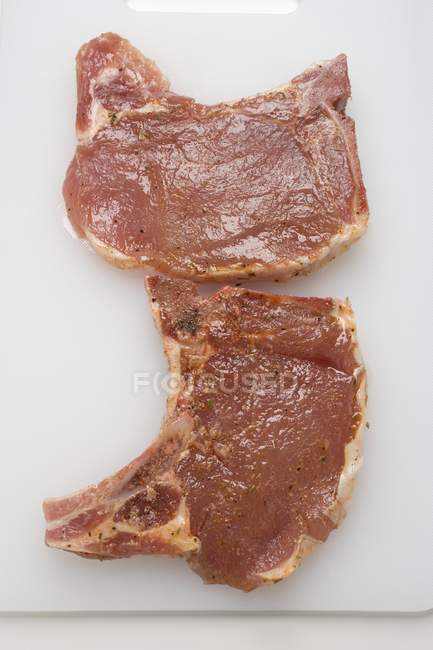 Costeletas de porco marinadas em bruto — Fotografia de Stock