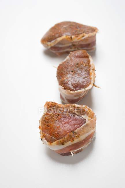 Filetes de porco crus envoltos com bacon — Fotografia de Stock