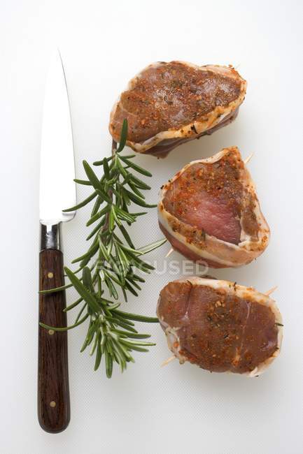 Filets de porc cru enveloppés de bacon — Photo de stock