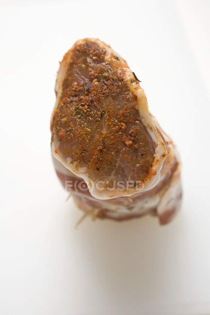 Filetto di maiale crudo avvolto con pancetta — Foto stock