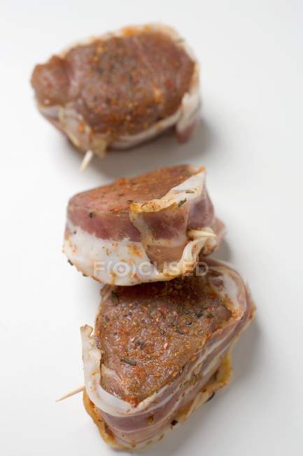 Filetti di maiale crudi avvolti con pancetta — Foto stock