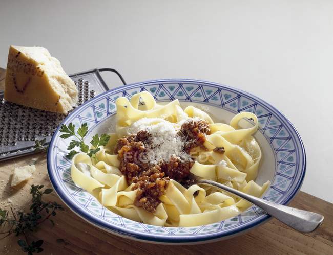 Pâtes à la sauce bolognaise et parmesan râpé — Photo de stock