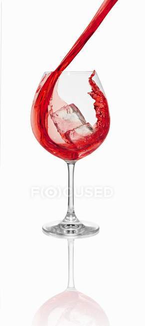 Verser un cocktail rouge dans un verre — Photo de stock