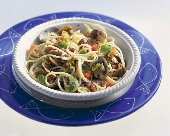 Спагетти с моллюсками и овощами — стоковое фото