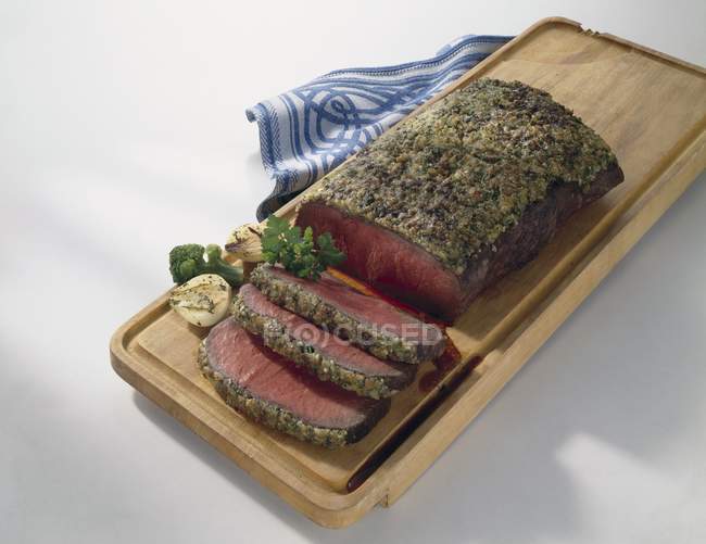 Carne arrosto con crosta di erbe — Foto stock
