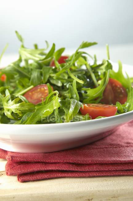 Ракетный салат с помидорами — стоковое фото