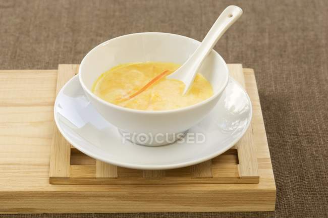 Carrot soup with carrot strips in bowl — Stock Photo