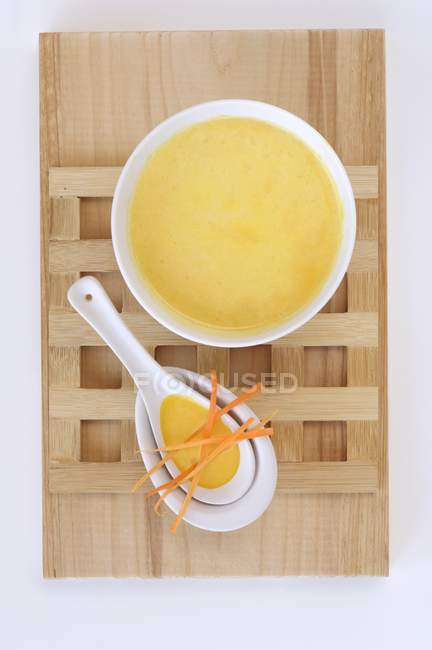 Sopa de zanahoria con tiras de zanahoria en tazón - foto de stock