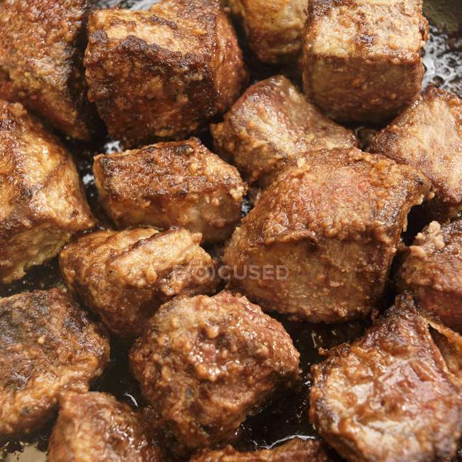 Browning pedaços de lombo de carne de vaca — Fotografia de Stock