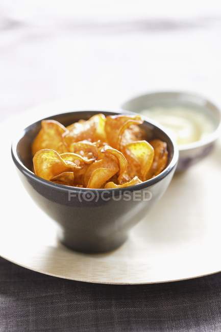 Bowl of sweet potato chips — Stock Photo