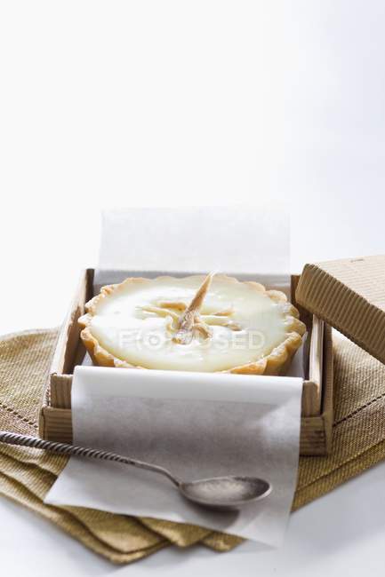 Белый шоколадный пирог в коробке — стоковое фото