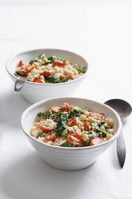 Couscous mit Spinat, Tomaten und Kichererbsen — Stockfoto