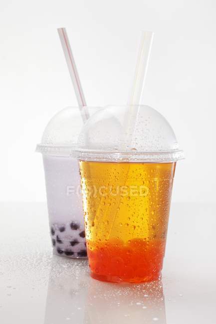 Vista de close-up de chá de bolha em copos de plástico — Fotografia de Stock