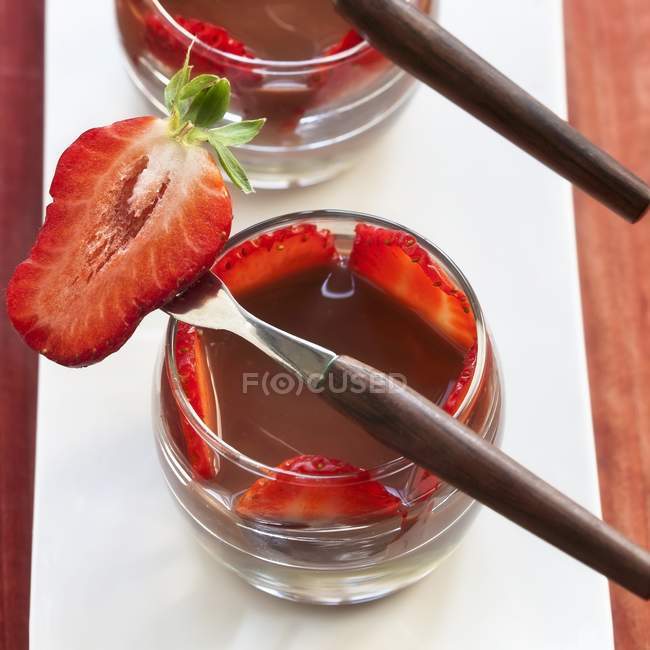 Crema de chocolate con fresas frescas - foto de stock