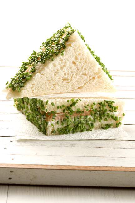 Sandwich de salmón con cebollino - foto de stock