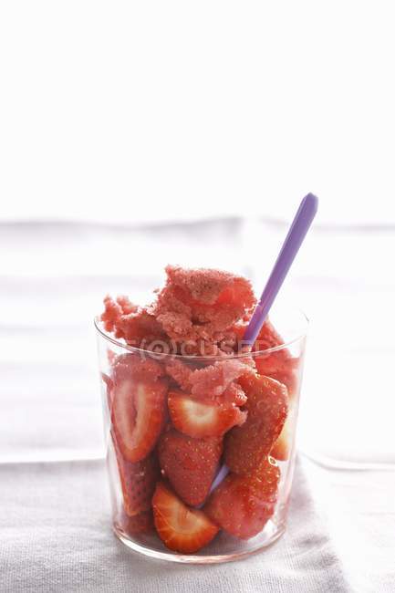 Ensalada de fresa con granita - foto de stock