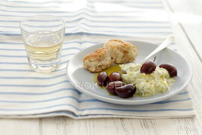 Крупним планом подання тцадзікі соусом з Каламата оливками і хліб — стокове фото