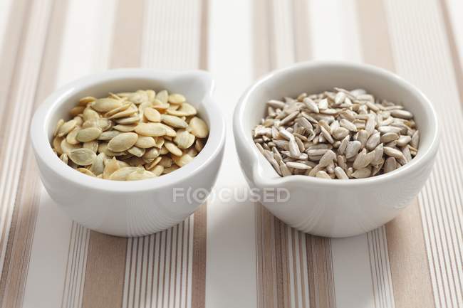 Zucca e semi di girasole in ciotole — Foto stock
