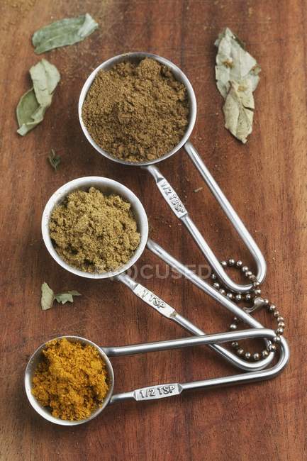 Poudre de curry dans des cuillères à mesurer — Photo de stock