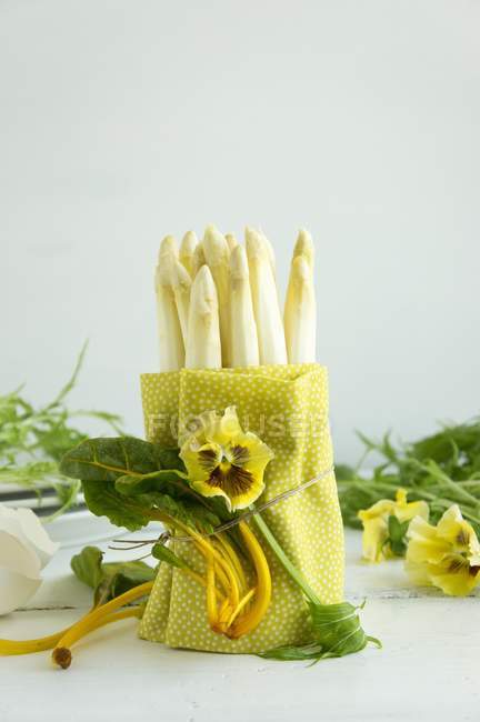Peeled white asparagus wrapped in a tea towel — Stock Photo